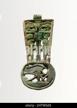 Kunst inspiriert von Faience Amulett, Dritte Zwischenperiode, ca. 1090–900 v. Chr., ägyptisch, Ton, glasiert, H.: 3 3/16 Zoll (8,1 cm), Gold und Silber, symbolische Objekte, die für Amulette verwendet werden, sind ein menat-Anhänger, das Djed-Zeichen und eine Papyrus-Hauptstadt, die alle in der ägyptischen Architektur üblich sind. A, Classic Works modernisiert von Artotop mit einem Schuss Moderne. Formen, Farbe und Wert, auffällige visuelle Wirkung auf Kunst. Emotionen durch Freiheit von Kunstwerken auf zeitgemäße Weise. Eine zeitlose Botschaft, die eine wild kreative neue Richtung verfolgt. Künstler, die sich dem digitalen Medium zuwenden und die Artotop NFT erschaffen Stockfoto