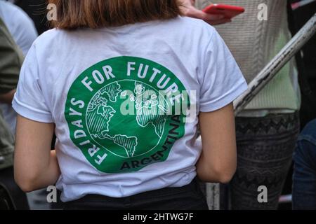 CABA, Buenos Aires, Argentinien; 24. September 2021: Global Climate Strike, unkenntliche Aktivistin der Umweltbewegung Fridays for Future Stockfoto