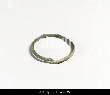 Kunst inspiriert von Armband, Zypern, Bronze, andere (größter Durchmesser): 4 11/16in. (11,9cm), Bronzes, Classic Works modernisiert von Artotop mit einem Schuss Moderne. Formen, Farbe und Wert, auffällige visuelle Wirkung auf Kunst. Emotionen durch Freiheit von Kunstwerken auf zeitgemäße Weise. Eine zeitlose Botschaft, die eine wild kreative neue Richtung verfolgt. Künstler, die sich dem digitalen Medium zuwenden und die Artotop NFT erschaffen Stockfoto