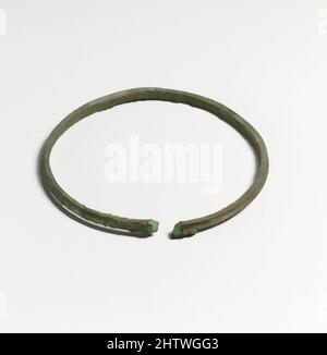 Kunst inspiriert von Armband, Zypern, Bronze, andere (größter Durchmesser): 3 1/8in. (8cm), Bronzes, Classic Works modernisiert von Artotop mit einem Schuss Moderne. Formen, Farbe und Wert, auffällige visuelle Wirkung auf Kunst. Emotionen durch Freiheit von Kunstwerken auf zeitgemäße Weise. Eine zeitlose Botschaft, die eine wild kreative neue Richtung verfolgt. Künstler, die sich dem digitalen Medium zuwenden und die Artotop NFT erschaffen Stockfoto