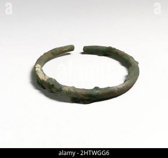 Kunst inspiriert von Armband, Zypern, Bronze, andere (größter Durchmesser): 4 13/16in. (12,2cm), Bronzes, Classic Works modernisiert von Artotop mit einem Schuss Moderne. Formen, Farbe und Wert, auffällige visuelle Wirkung auf Kunst. Emotionen durch Freiheit von Kunstwerken auf zeitgemäße Weise. Eine zeitlose Botschaft, die eine wild kreative neue Richtung verfolgt. Künstler, die sich dem digitalen Medium zuwenden und die Artotop NFT erschaffen Stockfoto