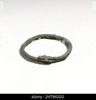 Kunst inspiriert von Armband, Zypern, Bronze, andere (größter Durchmesser): 3 3/4in. (9,5cm), Bronzes, Classic Works modernisiert von Artotop mit einem Schuss Moderne. Formen, Farbe und Wert, auffällige visuelle Wirkung auf Kunst. Emotionen durch Freiheit von Kunstwerken auf zeitgemäße Weise. Eine zeitlose Botschaft, die eine wild kreative neue Richtung verfolgt. Künstler, die sich dem digitalen Medium zuwenden und die Artotop NFT erschaffen Stockfoto