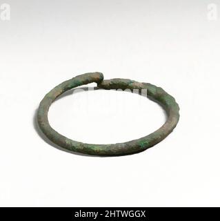 Kunst inspiriert von Armband, Zypern, Bronze, andere (größter Durchmesser): 4 1/2in. (11,4cm), Bronzes, Classic Works modernisiert von Artotop mit einem Schuss Moderne. Formen, Farbe und Wert, auffällige visuelle Wirkung auf Kunst. Emotionen durch Freiheit von Kunstwerken auf zeitgemäße Weise. Eine zeitlose Botschaft, die eine wild kreative neue Richtung verfolgt. Künstler, die sich dem digitalen Medium zuwenden und die Artotop NFT erschaffen Stockfoto