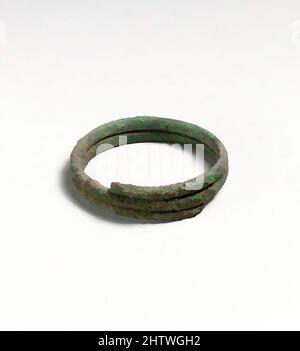 Kunst inspiriert von Armband, Zypern, Bronze, andere (größter Durchmesser): 2 13/16in. (7,1cm), Bronzes, Classic Works modernisiert von Artotop mit einem Schuss Moderne. Formen, Farbe und Wert, auffällige visuelle Wirkung auf Kunst. Emotionen durch Freiheit von Kunstwerken auf zeitgemäße Weise. Eine zeitlose Botschaft, die eine wild kreative neue Richtung verfolgt. Künstler, die sich dem digitalen Medium zuwenden und die Artotop NFT erschaffen Stockfoto