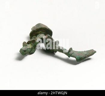 Kunst inspiriert von Fibula, Griechisch, Zypern, Bronze, andere: 4 5/16in. (10,9cm), Bronzes, Classic Works modernisiert von Artotop mit einem Schuss Moderne. Formen, Farbe und Wert, auffällige visuelle Wirkung auf Kunst. Emotionen durch Freiheit von Kunstwerken auf zeitgemäße Weise. Eine zeitlose Botschaft, die eine wild kreative neue Richtung verfolgt. Künstler, die sich dem digitalen Medium zuwenden und die Artotop NFT erschaffen Stockfoto