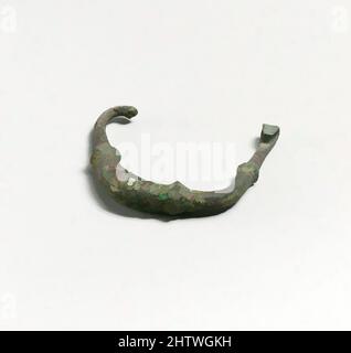 Kunst inspiriert von Fibula, Fragment, Griechisch, Zypern, Bronze, Sonstiges: 2 1/8in. (5,4cm), Bronzes, Classic Works modernisiert von Artotop mit einem Schuss Moderne. Formen, Farbe und Wert, auffällige visuelle Wirkung auf Kunst. Emotionen durch Freiheit von Kunstwerken auf zeitgemäße Weise. Eine zeitlose Botschaft, die eine wild kreative neue Richtung verfolgt. Künstler, die sich dem digitalen Medium zuwenden und die Artotop NFT erschaffen Stockfoto