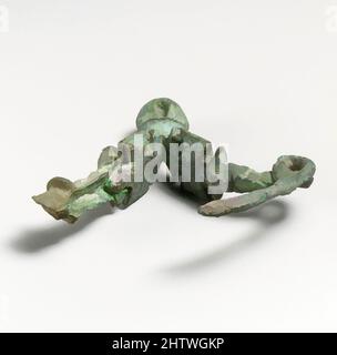 Kunst inspiriert von Fibula, Griechisch, Zypern, Bronze, andere: 3 15/16in. (10cm), Bronzes, Classic Works modernisiert von Artotop mit einem Schuss Moderne. Formen, Farbe und Wert, auffällige visuelle Wirkung auf Kunst. Emotionen durch Freiheit von Kunstwerken auf zeitgemäße Weise. Eine zeitlose Botschaft, die eine wild kreative neue Richtung verfolgt. Künstler, die sich dem digitalen Medium zuwenden und die Artotop NFT erschaffen Stockfoto