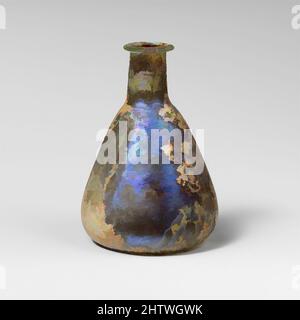 Kunst inspiriert von Glas Parfüm Flasche, frühen Imperial, 1. Jahrhundert n. Chr., Roman, Glas; Durchgebrannt, insgesamt: 3 3/16in. (8,1cm), Glas, farblos mit hellblaugrünem Farbton. Rand ausgeklappt, über und in, oben abgeflacht; kurz, Zylindrischer Hals, mit Werkzeugmarkierungen um die Basis; konischer Körper, Classic Works modernisiert von Artotop mit einem Schuss Moderne. Formen, Farbe und Wert, auffällige visuelle Wirkung auf Kunst. Emotionen durch Freiheit von Kunstwerken auf zeitgemäße Weise. Eine zeitlose Botschaft, die eine wild kreative neue Richtung verfolgt. Künstler, die sich dem digitalen Medium zuwenden und die Artotop NFT erschaffen Stockfoto