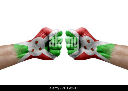 Zwei Hände schlagen sich gegenseitig auf weißem Hintergrund zu. Länderflaggen bemalten Fäuste, Konfliktkrisenkonzept zwischen burundi und burundi Stockfoto