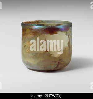 Kunst inspiriert von Glasbecher, Mittelkaiserliches, 2.–3. Jahrhundert n. Chr., römisch, Glas; Durchgebrannt, Höhe: 2 3/4in. (7cm), Glas, farblos mit hellblaugrünem Farbton. Verdickte, abgerundete, senkrechte Felge; leicht konvexe senkrechte Seiten, dann auf flachen Boden gedreht. Intakt; Nadelstich und ein paar, Classic Works modernisiert von Artotop mit einem Schuss Moderne. Formen, Farbe und Wert, auffällige visuelle Wirkung auf Kunst. Emotionen durch Freiheit von Kunstwerken auf zeitgemäße Weise. Eine zeitlose Botschaft, die eine wild kreative neue Richtung verfolgt. Künstler, die sich dem digitalen Medium zuwenden und die Artotop NFT erschaffen Stockfoto