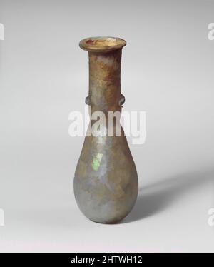 Kunst inspiriert von Parfümflasche aus Glas, früh bis Mitte des Imperium, 1.–2. Jahrhundert n. Chr., römisch, Glas; geblasen, Insgesamt: 2 1/4 Zoll (5,7 cm), Glas, kleines Unguentarium. Farblos mit hellgrünlicher Färbung. Schräge Rohrfelge, ausgeklappt, über und in; zylindrischer Hals mit eingearbeitete Einbuchtung um, Classic Works modernisiert von Artotop mit einem Schuss Moderne. Formen, Farbe und Wert, auffällige visuelle Wirkung auf Kunst. Emotionen durch Freiheit von Kunstwerken auf zeitgemäße Weise. Eine zeitlose Botschaft, die eine wild kreative neue Richtung verfolgt. Künstler, die sich dem digitalen Medium zuwenden und die Artotop NFT erschaffen Stockfoto