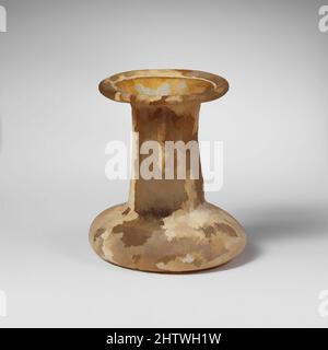 Kunst inspiriert von Glas Parfümflasche, Mid Imperial, ca. 2.. Jahrhundert n. Chr., römisch, Glas; geblasen, insgesamt: 2 1/2in. (6,4cm), Glas, Spindel-Unguentarium. Farblos mit gelber Färbung. Röhrenrand ausgeklappt, über und in und gepresst in breiten, aufflackernden Mund; zylindrischer Hals, Classic Works modernisiert von Artotop mit einem Schuss Moderne. Formen, Farbe und Wert, auffällige visuelle Wirkung auf Kunst. Emotionen durch Freiheit von Kunstwerken auf zeitgemäße Weise. Eine zeitlose Botschaft, die eine wild kreative neue Richtung verfolgt. Künstler, die sich dem digitalen Medium zuwenden und die Artotop NFT erschaffen Stockfoto