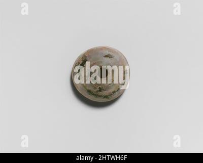 Kunst inspiriert von Glasspindel-Whorl, Imperial, ca. 1.–3.. Jahrhundert n. Chr., römisch, Glas; stabförmig und gewickelt, Durchm.: 1 x 5/16 Zoll (2,5 x 0,8 cm), Glas, lichtdurchlässig hellblau grün. Raue Oberkante um Bohrung; gewölbter Körper; flacher Boden; vertikales Loch unten größer. Intakt, aber, Classic Works modernisiert von Artotop mit einem Schuss Moderne. Formen, Farbe und Wert, auffällige visuelle Wirkung auf Kunst. Emotionen durch Freiheit von Kunstwerken auf zeitgemäße Weise. Eine zeitlose Botschaft, die eine wild kreative neue Richtung verfolgt. Künstler, die sich dem digitalen Medium zuwenden und die Artotop NFT erschaffen Stockfoto