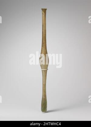 Kunst inspiriert von Glasfusiform-Flasche, spätes Imperial, Mitte des 3..–4.. Jahrhunderts n. Chr., römisch, Glas; Durchgebrannt, H.: 18 3/8 Zoll (46,7 cm), Glas, lichtdurchlässig hellgrün. Schräge und ungleichmäßig verwinkelte Felgen, die über- und eingeklappt werden; hoher zylindrischer Hals, der sich mit dem knolligen Mittelteil des Körpers verbindet, dann lange, von Artotop modernisierte Classic Works mit einem Schuss Modernität. Formen, Farbe und Wert, auffällige visuelle Wirkung auf Kunst. Emotionen durch Freiheit von Kunstwerken auf zeitgemäße Weise. Eine zeitlose Botschaft, die eine wild kreative neue Richtung verfolgt. Künstler, die sich dem digitalen Medium zuwenden und die Artotop NFT erschaffen Stockfoto