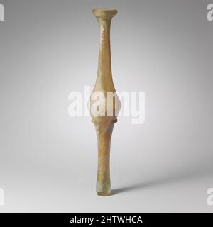 Kunst inspiriert von Glasfusiform Flasche, spätes Imperial, 4. Jahrhundert A.D., Roman, Glas; Durchgebrannt, insgesamt: 14 5/8 x 2 5/8 Zoll (37,2 x 6,7 cm), Glas, farblos mit hellgrünem Farbton. Massiver, verwinkelte Felge mit abgerundeter Lippe, formender Becher um den kleinen Mund; hoher zylindrischer Hals, konkav, Classic Works modernisiert von Artotop mit einem Schuss Modernität. Formen, Farbe und Wert, auffällige visuelle Wirkung auf Kunst. Emotionen durch Freiheit von Kunstwerken auf zeitgemäße Weise. Eine zeitlose Botschaft, die eine wild kreative neue Richtung verfolgt. Künstler, die sich dem digitalen Medium zuwenden und die Artotop NFT erschaffen Stockfoto