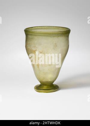 Kunst inspiriert von Glas Becher, spät Imperial, 4. Jahrhundert n. Chr., Roman, Glas; Durchgebrannt, H.: 3 9/16 Zoll (9,1 cm), Glas, lichtdurchlässig gelb grün. Verdickte, leicht abfackernde Felge, mit abgerundeter Lippe; Oberseite zum Körper leicht nach außen gebogen, dann zu einem röhrenförmigen, schrägen Fußring zugespitzt, Classic Works modernisiert von Artotop mit einem Schuss Moderne. Formen, Farbe und Wert, auffällige visuelle Wirkung auf Kunst. Emotionen durch Freiheit von Kunstwerken auf zeitgemäße Weise. Eine zeitlose Botschaft, die eine wild kreative neue Richtung verfolgt. Künstler, die sich dem digitalen Medium zuwenden und die Artotop NFT erschaffen Stockfoto