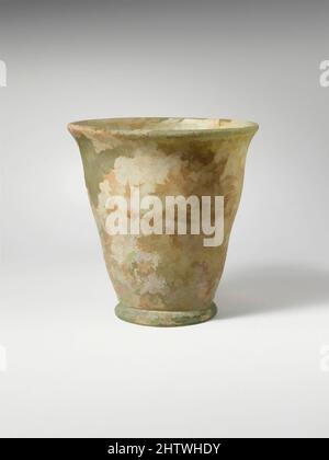 Kunst inspiriert von Glasbecher, Mittelkaiserliches, 2.–3. Jahrhundert n. Chr., römisch, Glas; Durchgebrannt, H.: 3 1/4 Zoll (8,3 cm), Glas, lichtdurchlässig hellblau grün. Verdickte, aufflackernde Felge mit abgerundeter Lippe; wellige Seite zum Körper, sich zu einem gefalteten röhrenförmigen Fußring verjüngend; niedriger, spitz zugerter Kick im Zentrum der von Artotop modernisierten Classic Works mit einem Schuss Modernität. Formen, Farbe und Wert, auffällige visuelle Wirkung auf Kunst. Emotionen durch Freiheit von Kunstwerken auf zeitgemäße Weise. Eine zeitlose Botschaft, die eine wild kreative neue Richtung verfolgt. Künstler, die sich dem digitalen Medium zuwenden und die Artotop NFT erschaffen Stockfoto