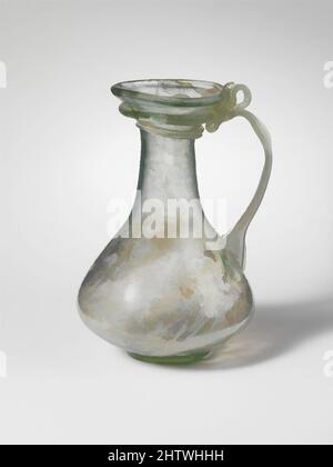 Kunst inspiriert von Glaskrug, spätes Imperium, 3.–4. Jahrhundert n. Chr., römisch, Glas; Geblasen und gezogene, H.: 4 1/8 Zoll (10,5 cm), Glas, kleiner Krug. Lichtdurchlässig hellblau grün; Griff, Fußring und Trail in derselben Farbe. Unebener Rand, der über und in den aufflackernden Mund gefaltet ist; zylindrischer Hals, Classic Works, modernisiert von Artotop mit einem Schuss Modernität. Formen, Farbe und Wert, auffällige visuelle Wirkung auf Kunst. Emotionen durch Freiheit von Kunstwerken auf zeitgemäße Weise. Eine zeitlose Botschaft, die eine wild kreative neue Richtung verfolgt. Künstler, die sich dem digitalen Medium zuwenden und die Artotop NFT erschaffen Stockfoto