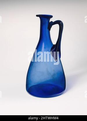 Kunst inspiriert von Glaskrug, frühes Imperium, 1. Jahrhundert n. Chr., römisch, Glas; Durchgebrannt, H.: 5 13/16 Zoll (14,8 cm), Glas, lichtdurchlässig kobaltblau; Griff in gleicher Farbe. Rand ausgeklappt, nach unten, rund und innen, mit abgeflachten oberen Rand; zylindrischer Hals; konischer Körper mit sanft geschwungenen Seite, Classic Works modernisiert von Artotop mit einem Schuss Moderne. Formen, Farbe und Wert, auffällige visuelle Wirkung auf Kunst. Emotionen durch Freiheit von Kunstwerken auf zeitgemäße Weise. Eine zeitlose Botschaft, die eine wild kreative neue Richtung verfolgt. Künstler, die sich dem digitalen Medium zuwenden und die Artotop NFT erschaffen Stockfoto