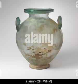 Glas cinerary urn, Mitte Imperial, Mitte-1.-2. Jahrhundert n. Chr., Römische, Glas, geblasen, H.: 12 in. (30,5 cm), Glas, Transluzent blau grün; Griffe in der gleichen Farbe. Auch rim, Heruntergeklappt, Runde, bis, in, bilden eine solide, vertikale Kragen und aufwärts-Projektion Lippe; abfackeln Mund; kurz, konkaven Nacken; große, piriform Körper; gespreizte hohlen Fuß; konkave Unterseite; zwei vertikale, omega-geformte Griffe, die auf entgegengesetzten Seiten des oberen Körper befestigt, wobei jeder eine dicke Spur, als eine große, runde Pads, über Körper von links nach rechts gezeichnet, und verstummte wieder an der Oberseite des Griffs Stockfoto