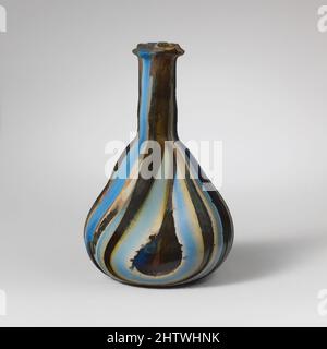 Kunst inspiriert von Glasmosaikflasche, frühes Imperium, Julio-Claudian, 1. Hälfte des 1.. Jahrhunderts n. Chr., römisch, Glas; gegossen und geblasen, 3 9/16in. (9cm), Glas, farblos, transluzent kobaltblau, transluzent honigbraun, Undurchsichtig hellblau, undurchsichtig weiß und undurchsichtig gelb. Ausgespielte Felge mit, von Artotop modernisierten Classic Works mit einem Schuss Modernität. Formen, Farbe und Wert, auffällige visuelle Wirkung auf Kunst. Emotionen durch Freiheit von Kunstwerken auf zeitgemäße Weise. Eine zeitlose Botschaft, die eine wild kreative neue Richtung verfolgt. Künstler, die sich dem digitalen Medium zuwenden und die Artotop NFT erschaffen Stockfoto