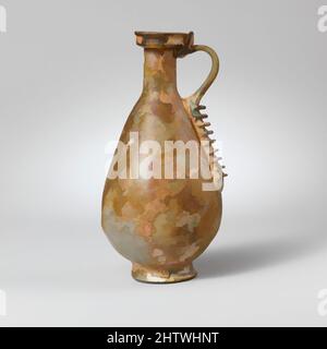 Kunst inspiriert von Glaskrug, frühes Imperium, Mitte des 1.. Jahrhunderts n. Chr., römisch, Glas; Geblasen und nachgerüstet, H.: 6 Zoll (15,2 cm), Glas, farblos mit hellblaugrüner Färbung; Griff in gleicher Farbe. Die Felge wurde ausgeklappt, nach unten, nach oben und nach außen geklappt und bildete einen nach unten gerichteten Flansch und ein abgestufftes Profil; kurze zylindrische, von Artotop modernisierte Classic Works mit einem Schuss Moderne. Formen, Farbe und Wert, auffällige visuelle Wirkung auf Kunst. Emotionen durch Freiheit von Kunstwerken auf zeitgemäße Weise. Eine zeitlose Botschaft, die eine wild kreative neue Richtung verfolgt. Künstler, die sich dem digitalen Medium zuwenden und die Artotop NFT erschaffen Stockfoto