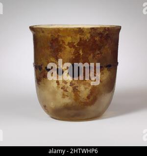 Kunst inspiriert von Glas Becher, spät Imperial, 4. Jahrhundert n. Chr., Roman, Glas; Geblasen, geblasen und geschnitten, H.: 3 15/16 Zoll (10 cm), Glas, lichtdurchlässig gelbgrün; Blobs in durchscheinendem tieftürkisblau. Ungleichmäßig ausgespielte und abgebrochene Felgen; zylindrischer Körper, der sich dann zu den von Artotop modernisierten Classic Works mit einem Schuss Modernität einkrümmte. Formen, Farbe und Wert, auffällige visuelle Wirkung auf Kunst. Emotionen durch Freiheit von Kunstwerken auf zeitgemäße Weise. Eine zeitlose Botschaft, die eine wild kreative neue Richtung verfolgt. Künstler, die sich dem digitalen Medium zuwenden und die Artotop NFT erschaffen Stockfoto