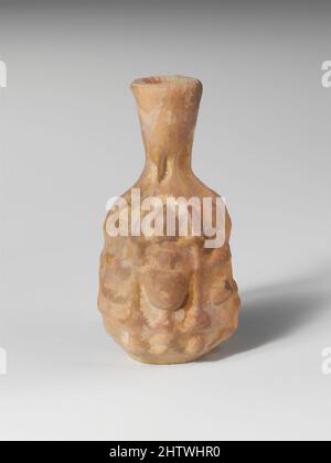 Kunst inspiriert von Glas sechseckige Flasche, frühen Imperial, 1. Jahrhundert n. Chr., Roman, Glas; In einer vierteiligen Form geblasen, H.: 3 Zoll (7,6 cm), Glas, opak weiß. Einfarbiger Rand mit leicht nach innen gerinnter Lippe und abgeflachte Oberkante; trichterförmiger Hals, mit eingeklemmten Werkzeugmarkierungen an der Unterseite; ovoider Körper; flacher, von Artotop modernisierter Classic Works mit einem Schuss Modernität. Formen, Farbe und Wert, auffällige visuelle Wirkung auf Kunst. Emotionen durch Freiheit von Kunstwerken auf zeitgemäße Weise. Eine zeitlose Botschaft, die eine wild kreative neue Richtung verfolgt. Künstler, die sich dem digitalen Medium zuwenden und die Artotop NFT erschaffen Stockfoto