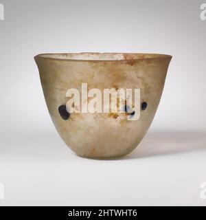 Kunst inspiriert von Glas Becher oder Lampe, spät Imperial, 4. Jahrhundert n. Chr., Roman, Glas; Geblasen, geblasen und geschnitten, H.: 3 5/16 Zoll (8,4 cm), Glas, farblos mit hellgrünem Farbton; Blobs in transluzidem Kobaltblau. Dicker, unebener Rand, sehr leicht ausgespielt und geschliffen; trichterförmiger Korpus, Classic Works modernisiert von Artotop mit einem Schuss Modernität. Formen, Farbe und Wert, auffällige visuelle Wirkung auf Kunst. Emotionen durch Freiheit von Kunstwerken auf zeitgemäße Weise. Eine zeitlose Botschaft, die eine wild kreative neue Richtung verfolgt. Künstler, die sich dem digitalen Medium zuwenden und die Artotop NFT erschaffen Stockfoto