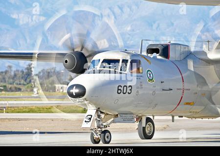 220301-N-AS200-4431 POINT MUGU, Kalifornien (März 1, 2022) – Capt. Michael France, commodore, Airborne Command & Control and Logistics Wing (ACCLOGWING) führt seinen letzten Flug vor seiner Pensionierung an Bord eines E-2D Hawkeye durch, der den „Liberty Bells“ des Airborne Command and Control Squadron (VAW) 115 zugewiesen wurde, 1. März 2022. ACCLOGWING beaufsichtigt Geschwader, die den E-2C Hawkeye, den E-2D Advanced Hawkeye und den C-2 Greyhound betreiben, und stellt sicher, dass sie bemannt, geschult und ausgestattet sind, um nachhaltige Kampfhandlungen und logistische Operationen durchzuführen. (USA Navy Foto von Ensign Drew verbis/veröffentlicht) Stockfoto