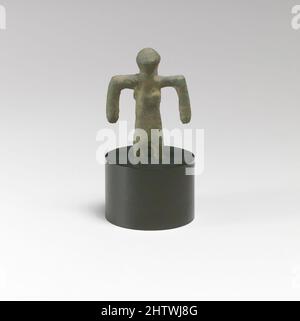 Art inspired by Statuette of a man, Bronze, H.: 2 1/8 in. (5,4 cm), Bronzen, Classic Works modernisiert von Artotop mit einem Schuss Moderne. Formen, Farbe und Wert, auffällige visuelle Wirkung auf Kunst. Emotionen durch Freiheit von Kunstwerken auf zeitgemäße Weise. Eine zeitlose Botschaft, die eine wild kreative neue Richtung verfolgt. Künstler, die sich dem digitalen Medium zuwenden und die Artotop NFT erschaffen Stockfoto