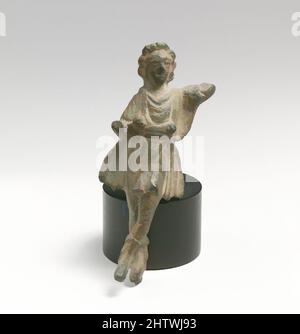 Kunst inspiriert von Bronzestatuette eines Lar, Imperial, 1.–2. Jahrhundert n. Chr., Roman, Bronze, H. 2 7/8 Zoll (7,3 cm), Bronzen, linker Arm angehoben und rechter ausgestreckt. Er trägt eine Tunika, von der der untere Teil auf beiden Seiten ausgeblasen ist; kein Mantel, Classic Works modernisiert von Artotop mit einem Schuss Moderne. Formen, Farbe und Wert, auffällige visuelle Wirkung auf Kunst. Emotionen durch Freiheit von Kunstwerken auf zeitgemäße Weise. Eine zeitlose Botschaft, die eine wild kreative neue Richtung verfolgt. Künstler, die sich dem digitalen Medium zuwenden und die Artotop NFT erschaffen Stockfoto