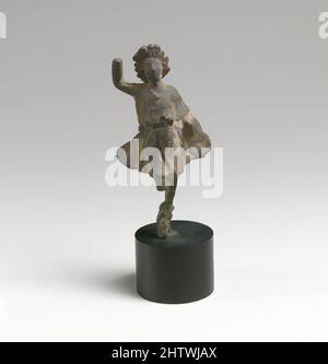 Kunst inspiriert von Bronzestatuette eines Lar, Imperial, 1.–2. Jahrhundert n. Chr., Roman, Bronze, H. 2 3/4 Zoll (7 cm), Bronzen, der untere Teil der Tunika ist auf beiden Seiten ausgeblasen; kein Mantel, Classic Works modernisiert von Artotop mit einem Schuss Moderne. Formen, Farbe und Wert, auffällige visuelle Wirkung auf Kunst. Emotionen durch Freiheit von Kunstwerken auf zeitgemäße Weise. Eine zeitlose Botschaft, die eine wild kreative neue Richtung verfolgt. Künstler, die sich dem digitalen Medium zuwenden und die Artotop NFT erschaffen Stockfoto