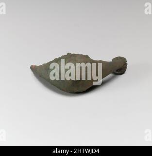 Kunst inspiriert von Fibula, bootsförmiger Typ, Bronze, andere: 2 Zoll (5,1 cm), Bronzen, Classic Works modernisiert von Artotop mit einem Schuss Moderne. Formen, Farbe und Wert, auffällige visuelle Wirkung auf Kunst. Emotionen durch Freiheit von Kunstwerken auf zeitgemäße Weise. Eine zeitlose Botschaft, die eine wild kreative neue Richtung verfolgt. Künstler, die sich dem digitalen Medium zuwenden und die Artotop NFT erschaffen Stockfoto