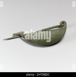 Kunst inspiriert von Fibula, bootsförmiger Typ, Bronze, andere: 3 5/16 Zoll (8,4 cm), Bronzen, Classic Works modernisiert von Artotop mit einem Schuss Moderne. Formen, Farbe und Wert, auffällige visuelle Wirkung auf Kunst. Emotionen durch Freiheit von Kunstwerken auf zeitgemäße Weise. Eine zeitlose Botschaft, die eine wild kreative neue Richtung verfolgt. Künstler, die sich dem digitalen Medium zuwenden und die Artotop NFT erschaffen Stockfoto