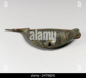 Kunst inspiriert von Fibula, bootsförmiger Typ, Bronze, andere: 3 Zoll (7,6 cm), Bronzen, Classic Works modernisiert von Artotop mit einem Schuss Moderne. Formen, Farbe und Wert, auffällige visuelle Wirkung auf Kunst. Emotionen durch Freiheit von Kunstwerken auf zeitgemäße Weise. Eine zeitlose Botschaft, die eine wild kreative neue Richtung verfolgt. Künstler, die sich dem digitalen Medium zuwenden und die Artotop NFT erschaffen Stockfoto