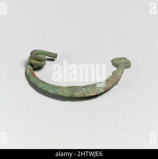 Art inspired by Fibula, halbrunden Typ, Bronze, andere: 2 11/16 Zoll (6,8 cm), Bronzen, Classic Works modernisiert von Artotop mit einem Schuss Moderne. Formen, Farbe und Wert, auffällige visuelle Wirkung auf Kunst. Emotionen durch Freiheit von Kunstwerken auf zeitgemäße Weise. Eine zeitlose Botschaft, die eine wild kreative neue Richtung verfolgt. Künstler, die sich dem digitalen Medium zuwenden und die Artotop NFT erschaffen Stockfoto