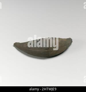 Kunst inspiriert von Fibula, bootsförmiger Typ, Bronze, andere: 2 7/16 Zoll (6,2 cm), Bronzen, Classic Works modernisiert von Artotop mit einem Schuss Moderne. Formen, Farbe und Wert, auffällige visuelle Wirkung auf Kunst. Emotionen durch Freiheit von Kunstwerken auf zeitgemäße Weise. Eine zeitlose Botschaft, die eine wild kreative neue Richtung verfolgt. Künstler, die sich dem digitalen Medium zuwenden und die Artotop NFT erschaffen Stockfoto