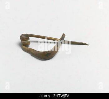 Kunst inspiriert von Fibula, bootsförmiger Typ, Bronze, andere: 1 3/4 Zoll (4,4 cm), Bronzen, Classic Works modernisiert von Artotop mit einem Schuss Moderne. Formen, Farbe und Wert, auffällige visuelle Wirkung auf Kunst. Emotionen durch Freiheit von Kunstwerken auf zeitgemäße Weise. Eine zeitlose Botschaft, die eine wild kreative neue Richtung verfolgt. Künstler, die sich dem digitalen Medium zuwenden und die Artotop NFT erschaffen Stockfoto