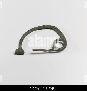 Art inspired by Fibula, halbrunden Typ, Bronze, andere: 1 3/4 Zoll (4,4 cm), Bronzen, Classic Works modernisiert von Artotop mit einem Schuss Moderne. Formen, Farbe und Wert, auffällige visuelle Wirkung auf Kunst. Emotionen durch Freiheit von Kunstwerken auf zeitgemäße Weise. Eine zeitlose Botschaft, die eine wild kreative neue Richtung verfolgt. Künstler, die sich dem digitalen Medium zuwenden und die Artotop NFT erschaffen Stockfoto