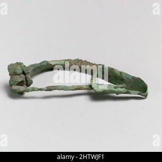 Kunst inspiriert von Fibula, Bronze, andere: 2 15/16 Zoll (7,5 cm), Bronzen, Classic Works modernisiert von Artotop mit einem Schuss Moderne. Formen, Farbe und Wert, auffällige visuelle Wirkung auf Kunst. Emotionen durch Freiheit von Kunstwerken auf zeitgemäße Weise. Eine zeitlose Botschaft, die eine wild kreative neue Richtung verfolgt. Künstler, die sich dem digitalen Medium zuwenden und die Artotop NFT erschaffen Stockfoto