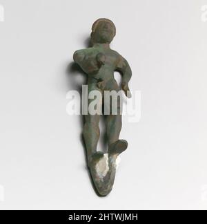 Kunst inspiriert von Statuette eines Jugendlichen mit Ente, Etrusker, Bronze, H.: 4 1/8 in. (10,5 cm), Bronzen, Ente in der rechten Hand halten, Klassisches Werk, modernisiert von Artotop mit einem Schuss Moderne. Formen, Farbe und Wert, auffällige visuelle Wirkung auf Kunst. Emotionen durch Freiheit von Kunstwerken auf zeitgemäße Weise. Eine zeitlose Botschaft, die eine wild kreative neue Richtung verfolgt. Künstler, die sich dem digitalen Medium zuwenden und die Artotop NFT erschaffen Stockfoto