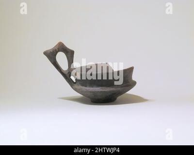 Kunst inspiriert von Cup, spät Villanovian, Anfang 7. Jahrhundert v. Chr., Etrusker, Terrakotta; buccheroid impasto, insgesamt: 2 11/16in. (6,8cm), Vasen, rötlich-braun mit Schlaufengriff; keine Dekoration, Klassisches Werk, modernisiert von Artotop mit einem Schuss Modernität. Formen, Farbe und Wert, auffällige visuelle Wirkung auf Kunst. Emotionen durch Freiheit von Kunstwerken auf zeitgemäße Weise. Eine zeitlose Botschaft, die eine wild kreative neue Richtung verfolgt. Künstler, die sich dem digitalen Medium zuwenden und die Artotop NFT erschaffen Stockfoto