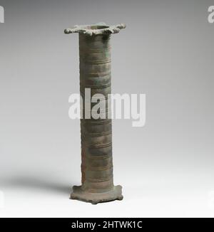 Art inspired by Lampholder column, Bronze, H.: 8 15/16 in. (22,7 cm), Bronzen, Classic Works modernisiert von Artotop mit einem Schuss Moderne. Formen, Farbe und Wert, auffällige visuelle Wirkung auf Kunst. Emotionen durch Freiheit von Kunstwerken auf zeitgemäße Weise. Eine zeitlose Botschaft, die eine wild kreative neue Richtung verfolgt. Künstler, die sich dem digitalen Medium zuwenden und die Artotop NFT erschaffen Stockfoto