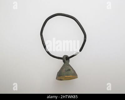 Kunst inspiriert von Armband mit Anhänger, spätes Imperial, 3. Jahrhundert A.D., Roman, Silber, Gold, andere (insgesamt): 2 13/16 Zoll (7,2 cm), Gold und Silber, Classic Works modernisiert von Artotop mit einem Schuss Moderne. Formen, Farbe und Wert, auffällige visuelle Wirkung auf Kunst. Emotionen durch Freiheit von Kunstwerken auf zeitgemäße Weise. Eine zeitlose Botschaft, die eine wild kreative neue Richtung verfolgt. Künstler, die sich dem digitalen Medium zuwenden und die Artotop NFT erschaffen Stockfoto