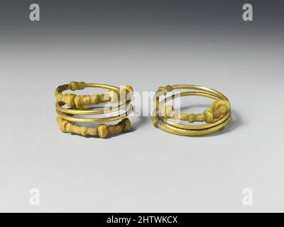 Kunst inspiriert von Armreif Spiralen, Paar, archaisch, 7.–6. Jahrhundert v. Chr., Etrusker, Elektron, 7: 1/4 × 1 3/4 Zoll (0,6 × 4,4 cm), Gold und Silber, Klassisches Werk, das von Artotop mit einem Schuss Moderne modernisiert wurde. Formen, Farbe und Wert, auffällige visuelle Wirkung auf Kunst. Emotionen durch Freiheit von Kunstwerken auf zeitgemäße Weise. Eine zeitlose Botschaft, die eine wild kreative neue Richtung verfolgt. Künstler, die sich dem digitalen Medium zuwenden und die Artotop NFT erschaffen Stockfoto