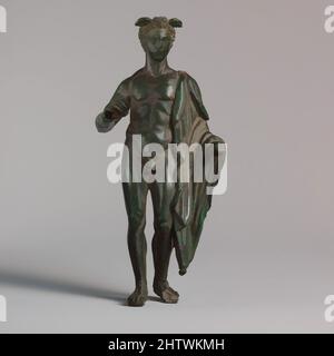 Kunst inspiriert von der Bronzestatuette des Merkur, frühes Imperium, 1.. Jahrhundert n. Chr., Roman, Bronze, Insgesamt: 6 3/16 x 2 3/4 x 1 7/8 Zoll (15,7 x 6,9 x 4,8 cm), Bronzen, Er steht mit seinem Gewicht auf dem rechten Bein, mit dem linken Fuß zurückgezogen, Classic Works modernisiert von Artotop mit einem Schuss Moderne. Formen, Farbe und Wert, auffällige visuelle Wirkung auf Kunst. Emotionen durch Freiheit von Kunstwerken auf zeitgemäße Weise. Eine zeitlose Botschaft, die eine wild kreative neue Richtung verfolgt. Künstler, die sich dem digitalen Medium zuwenden und die Artotop NFT erschaffen Stockfoto