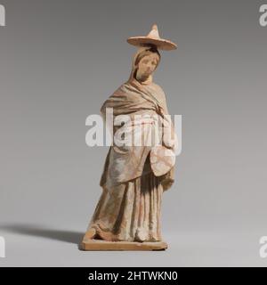 Kunst inspiriert von Terrakotta-Statuette einer Frau, hellenistisch, 3. Jahrhundert v. Chr., Griechisch, Böotisch, Terracotta, H.: 7 1/2 Zoll (19,1 cm), Terracottas, stehend, drapiertes Mädchen, mit Hut, Fan in der linken Hand, rechte Hand hinter sich, Classic Works modernisiert von Artotop mit einem Schuss Modernität. Formen, Farbe und Wert, auffällige visuelle Wirkung auf Kunst. Emotionen durch Freiheit von Kunstwerken auf zeitgemäße Weise. Eine zeitlose Botschaft, die eine wild kreative neue Richtung verfolgt. Künstler, die sich dem digitalen Medium zuwenden und die Artotop NFT erschaffen Stockfoto