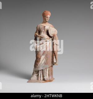 Kunst inspiriert von Terrakotta-Statuette einer Frau, hellenistisch, ca. 300 v. Chr., Griechisch, Böotisch, Terrakotta, H. 10 Zoll (25,4 cm), Terracottas, stehend, drapiert, Fächer in der linken Hand, Klassische Werke, die von Artotop mit einem Schuss Moderne modernisiert wurden. Formen, Farbe und Wert, auffällige visuelle Wirkung auf Kunst. Emotionen durch Freiheit von Kunstwerken auf zeitgemäße Weise. Eine zeitlose Botschaft, die eine wild kreative neue Richtung verfolgt. Künstler, die sich dem digitalen Medium zuwenden und die Artotop NFT erschaffen Stockfoto