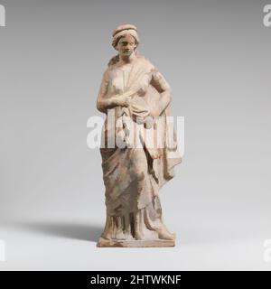 Kunst inspiriert von Terrakotta-Statuette einer Frau, Hellenistisch, 2. Jahrhundert v. Chr., Griechisch, Pontus, Terracotta, H. 9 11/16 Zoll (24,5 cm), Terracottas, stehend, drapiert, rechte Hand an der Taille hält Vorhänge, Fächer nach unten, in der linken Hand, Classic Works modernisiert von Artotop mit einem Schuss Moderne. Formen, Farbe und Wert, auffällige visuelle Wirkung auf Kunst. Emotionen durch Freiheit von Kunstwerken auf zeitgemäße Weise. Eine zeitlose Botschaft, die eine wild kreative neue Richtung verfolgt. Künstler, die sich dem digitalen Medium zuwenden und die Artotop NFT erschaffen Stockfoto